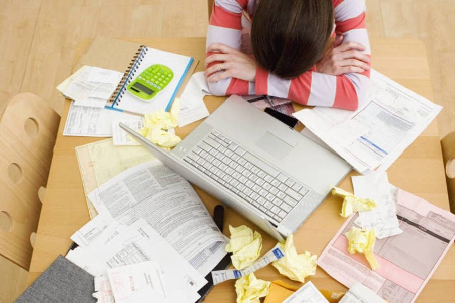 Pagar contas do mês é a maior preocupação financeira do brasileiro, ap